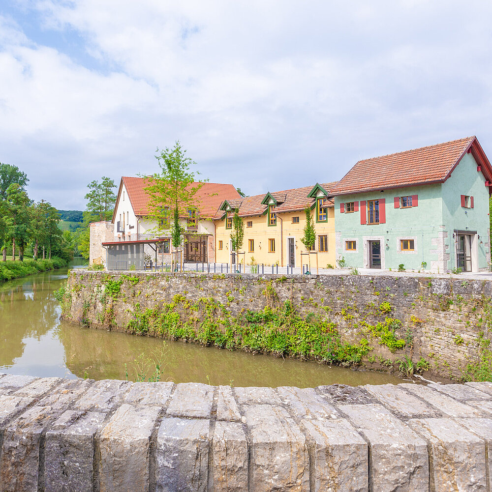 Historische Häuser am Flussufer im Alten Hafen von Marktsteft
